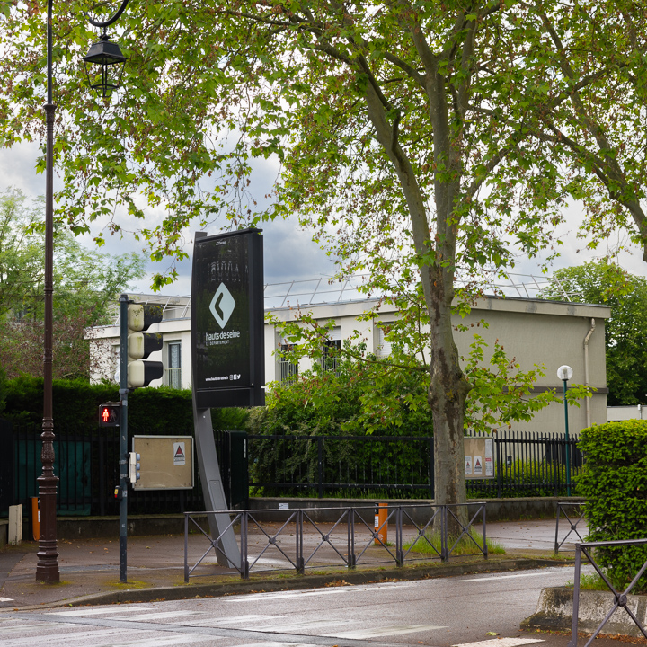 Ecran pub siglé du département des Hauts-de-Seine Saint-Cloud<br>(rue Pasteur à Saint-Cloud)