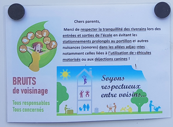 Message placé à côté du portail