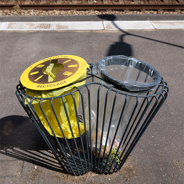 Corbeille double-flux à la gare du Val d'or<br>(vue de près)