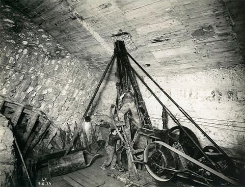 Construction du tunnel de Saint-Cloud (source: <a href='https://www.dir.ile-de-france.developpement-durable.gouv.fr/kit-de-communication-a1951.html'>DiRIF</a>)